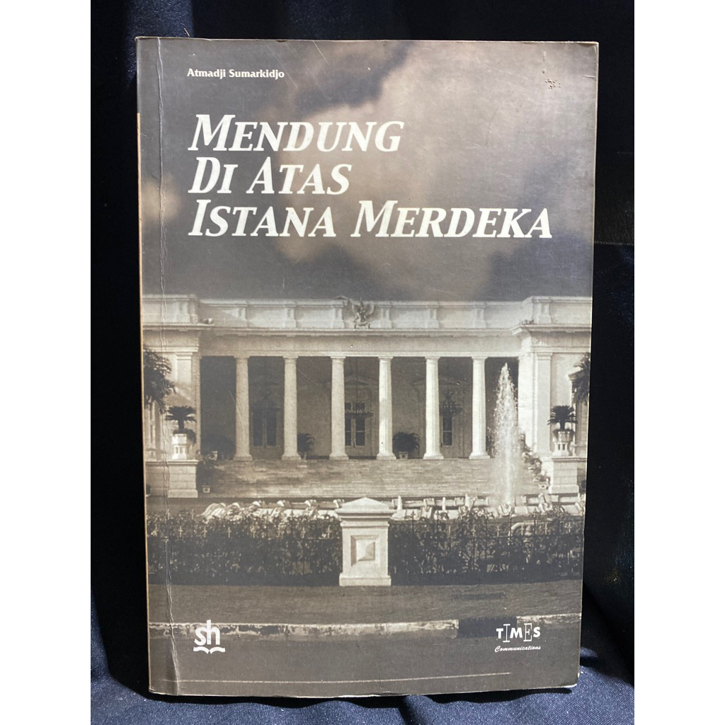 Buku Original MENDUNG DI ATAS ISTANA MERDEKA - ATMADJI SUMARKIDJO