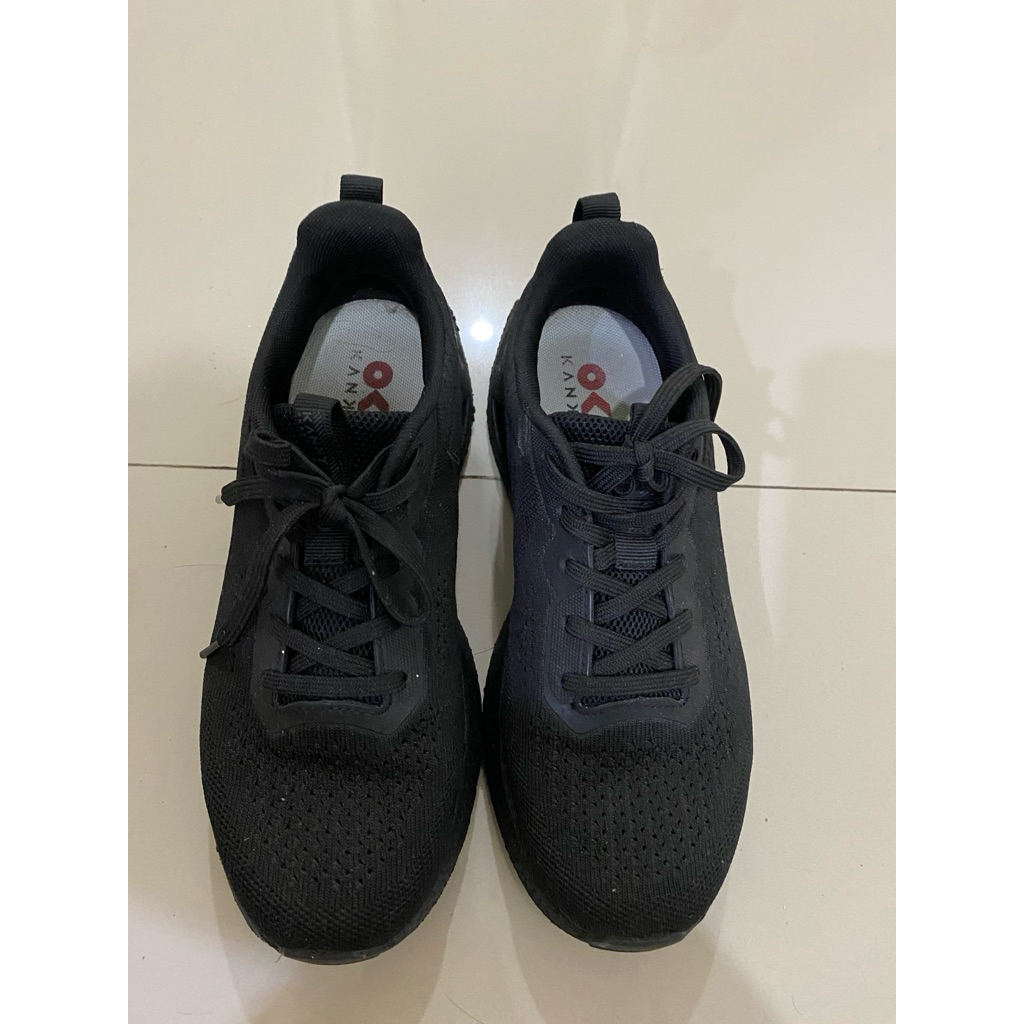 Preloved sepatu kanky honjo full black ukuran 40