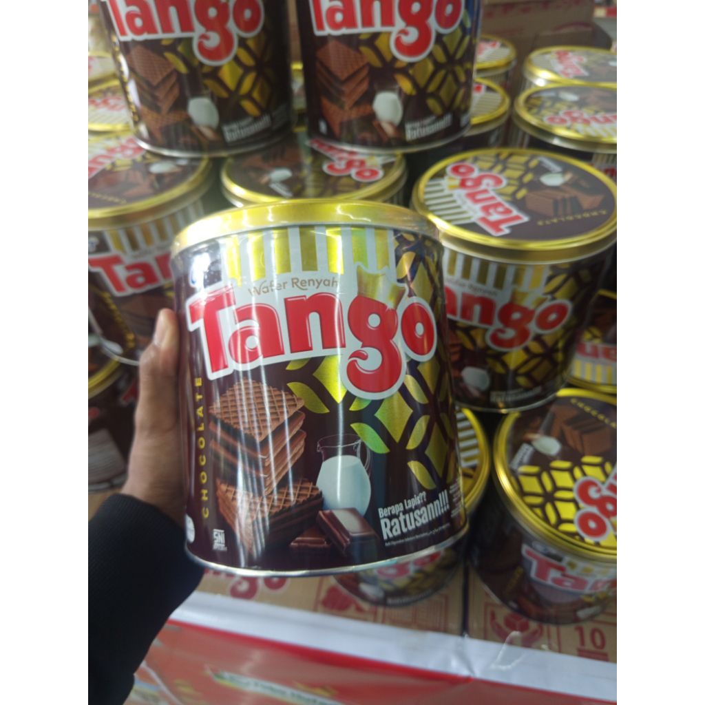 Tango Wafer kaleng cokelat dan vanila