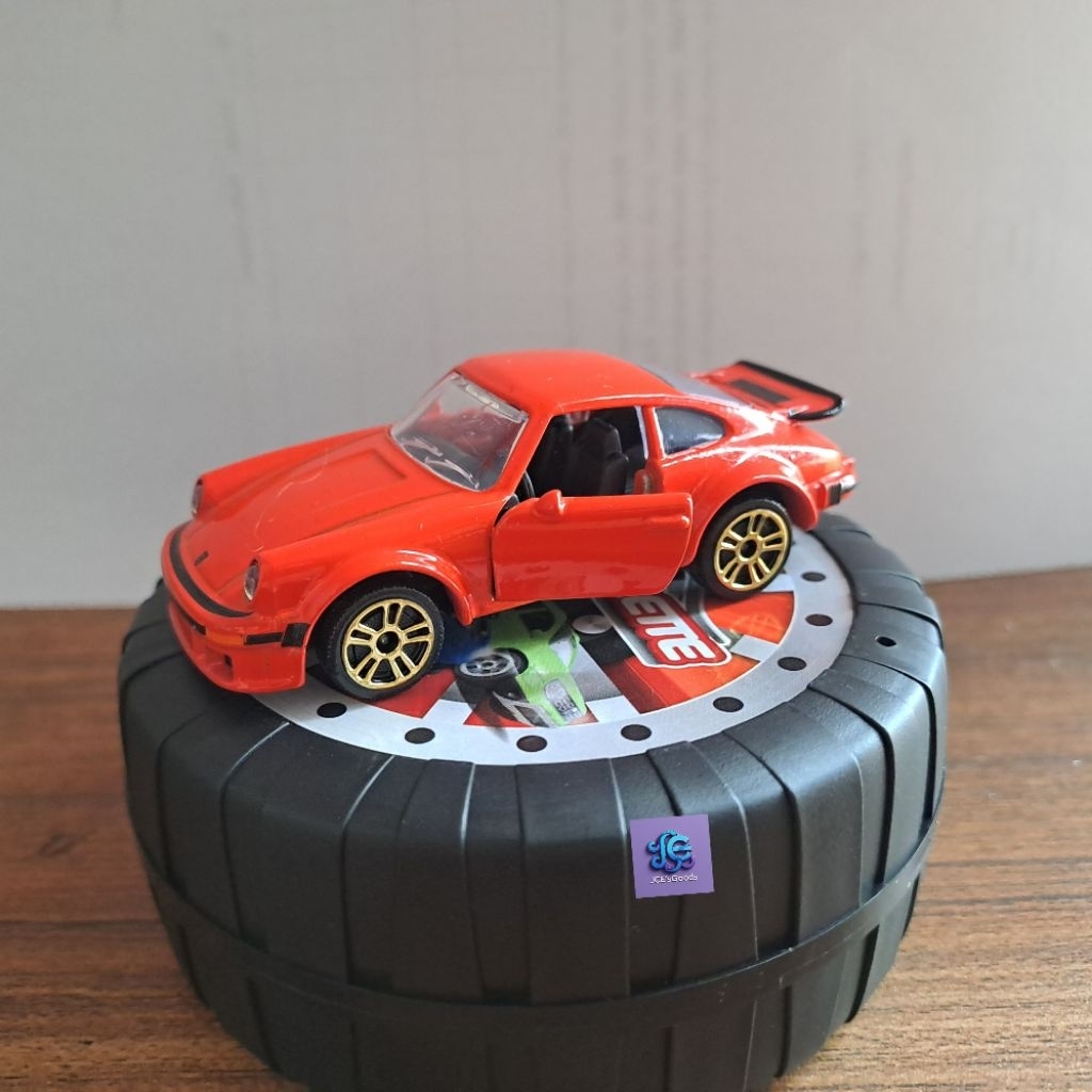 Majorette Blind Case Red Porsche 911 &  Snoopy Hotwheels Peanuts