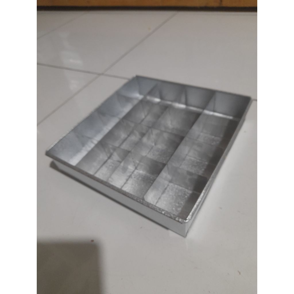 Loyang Sekat ukuran 22x22x4 Cm Isi 16 Lubang / Loyang Brownies,Nastar kue / Anti Lengket