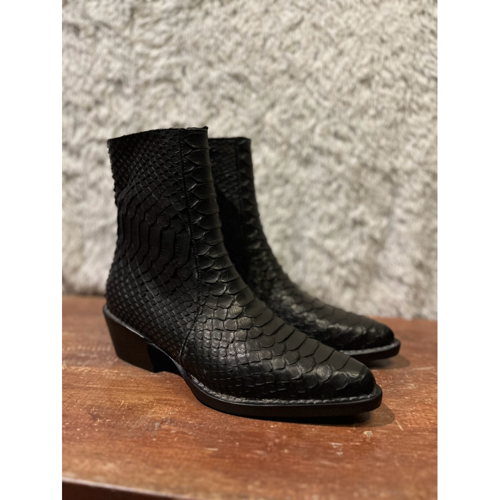 Sepatu Boots Cowok Kulit Piton Hitam Premium – Ankle Boots Pria Elegan Heels Rendah
