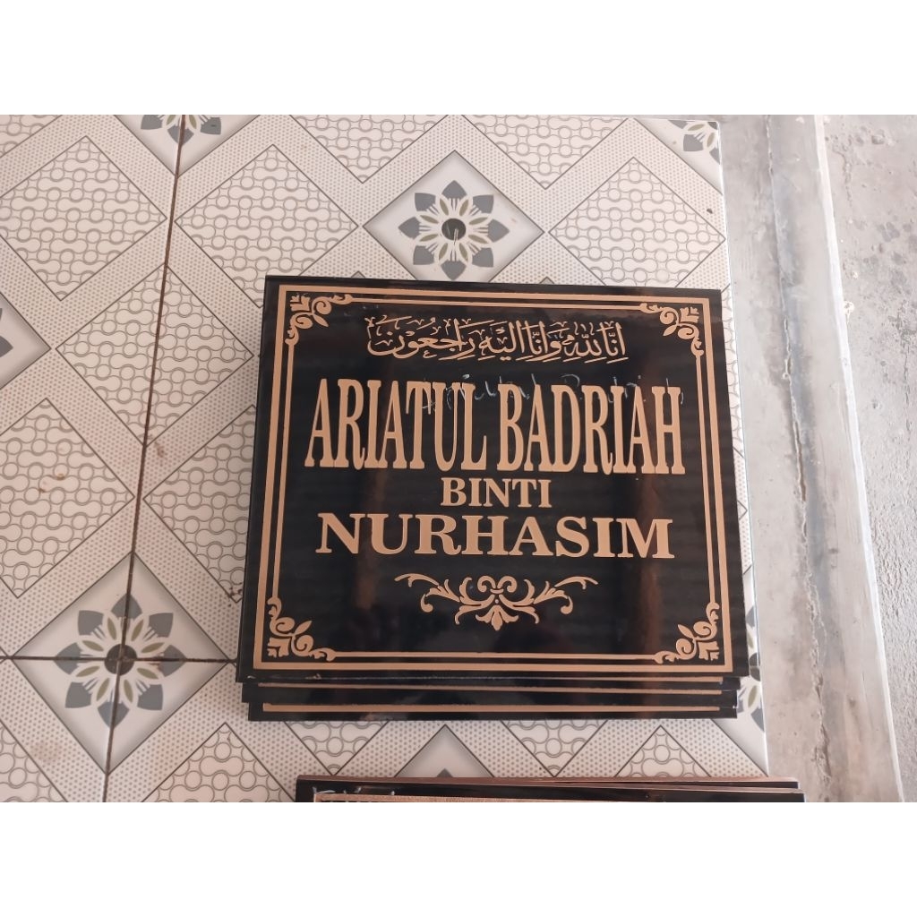 Batu Nisan nama 30x25cm - Tahan Lama, Ukiran Rapi, Anti Luntur