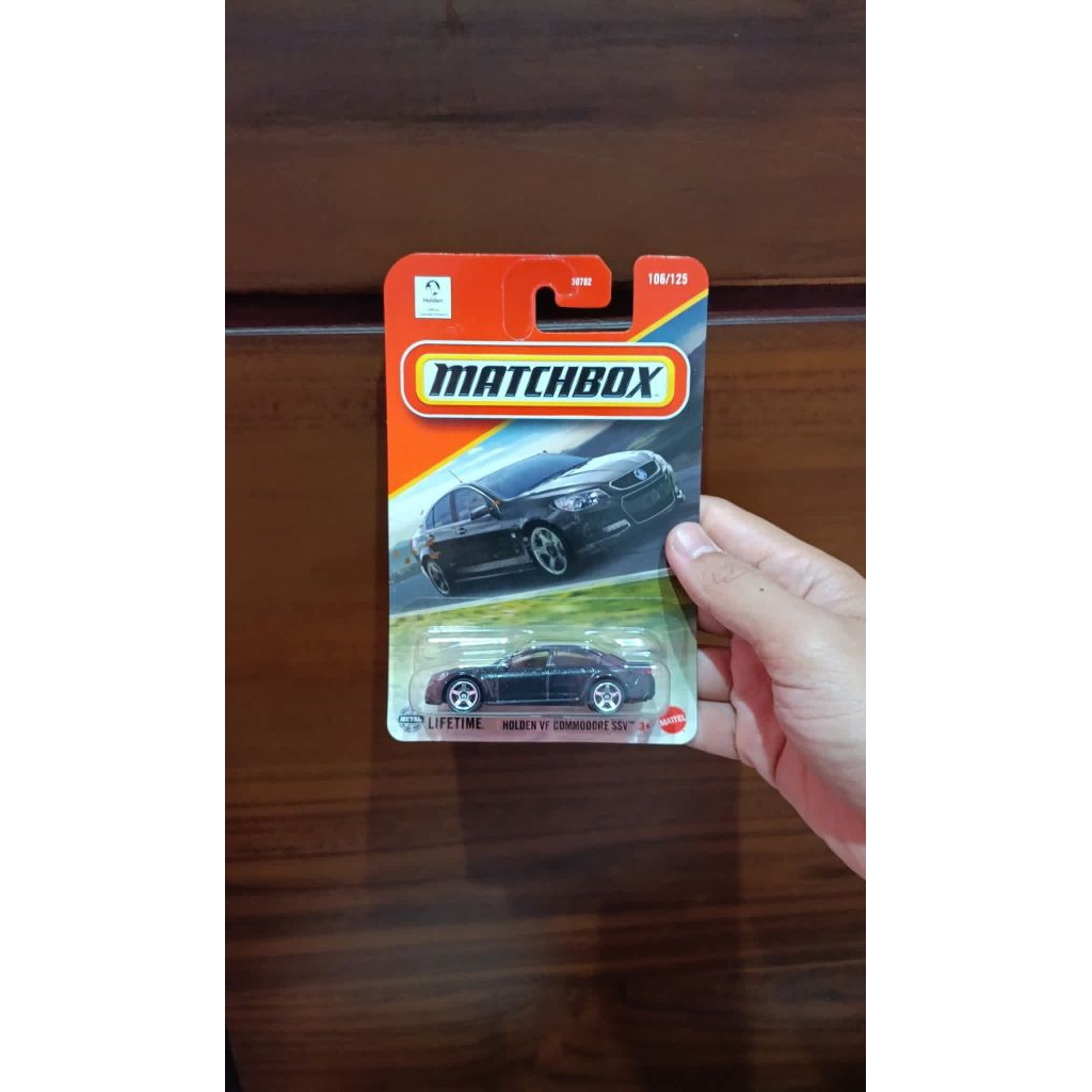 Matchbox Holden VF Commodore ssv