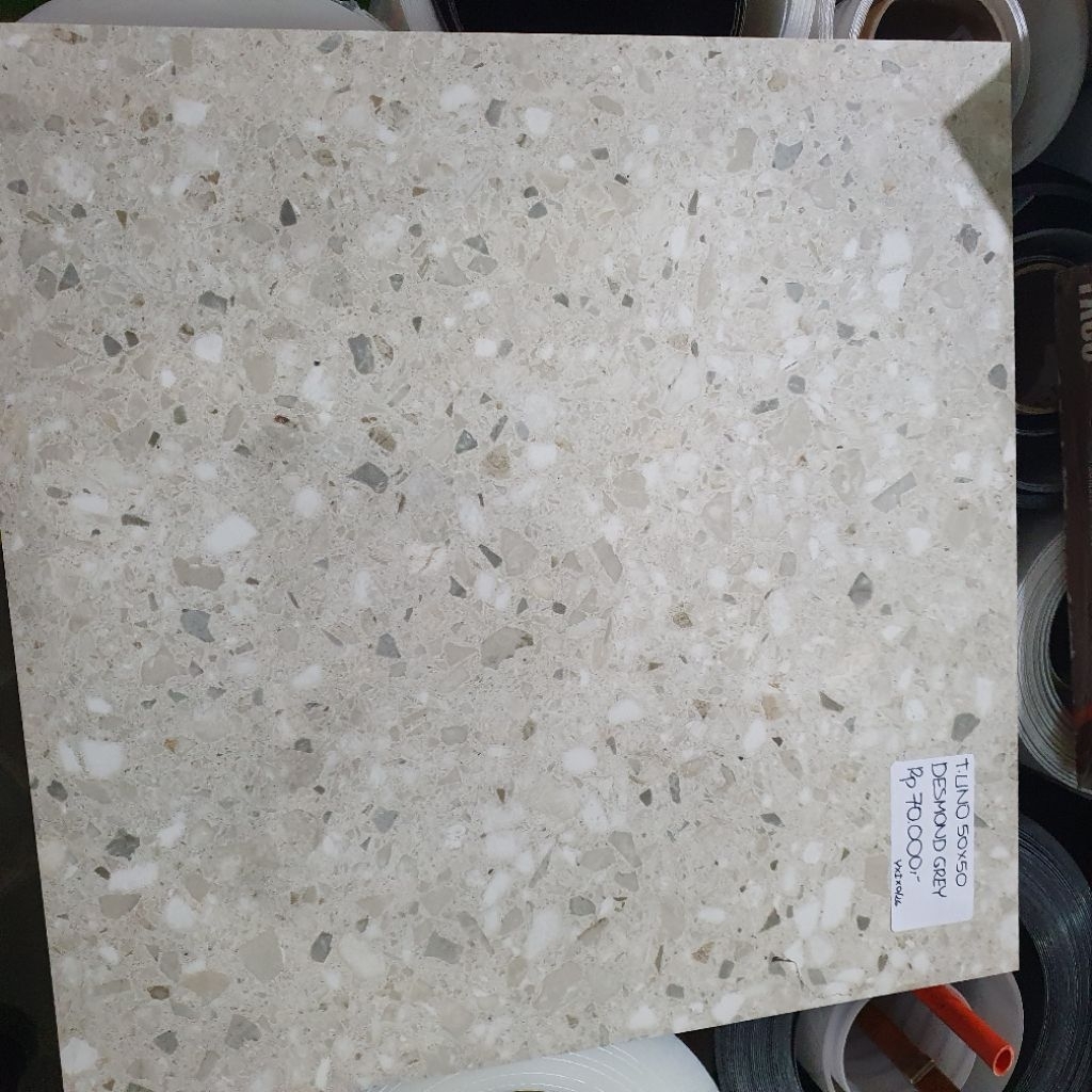 keramik lantai kamar mandi garasi teras rumah UNO 50X50 DESMOND GREY motif terazzo teraso batu abu M