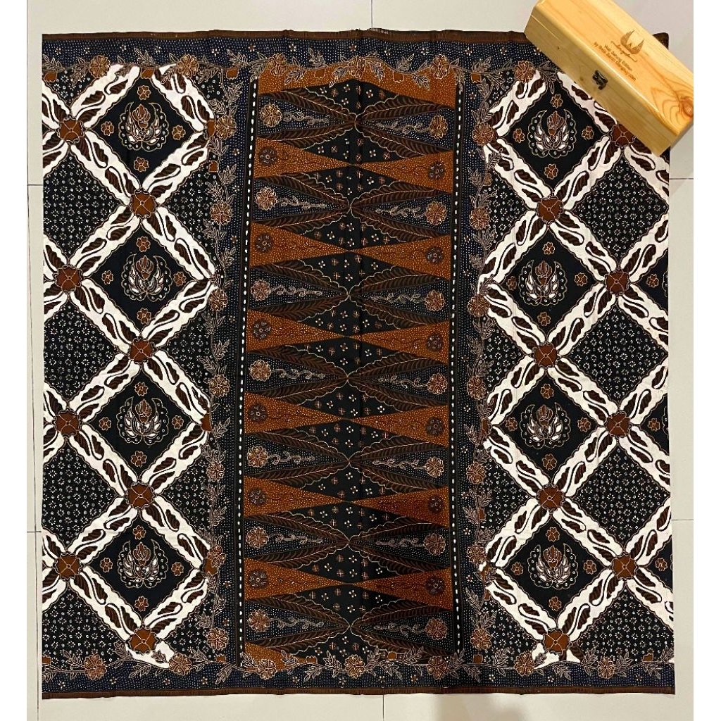 LAR GURDA FULL TULIS, Sarung Batik Tradisional, Motif Kotak