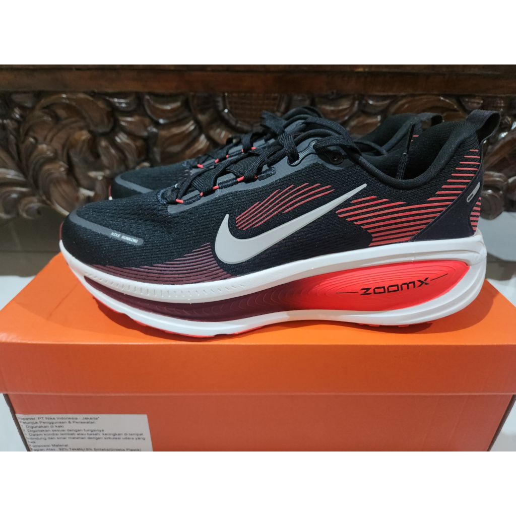 NIKE VOMERO 18, Black Team Red