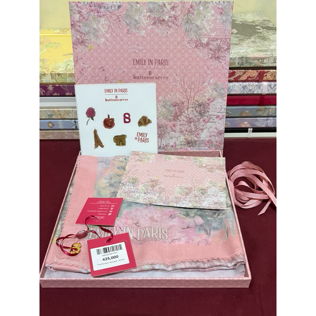 (Ready) BUTTONSCARVES - The Parisian Square - Aimer