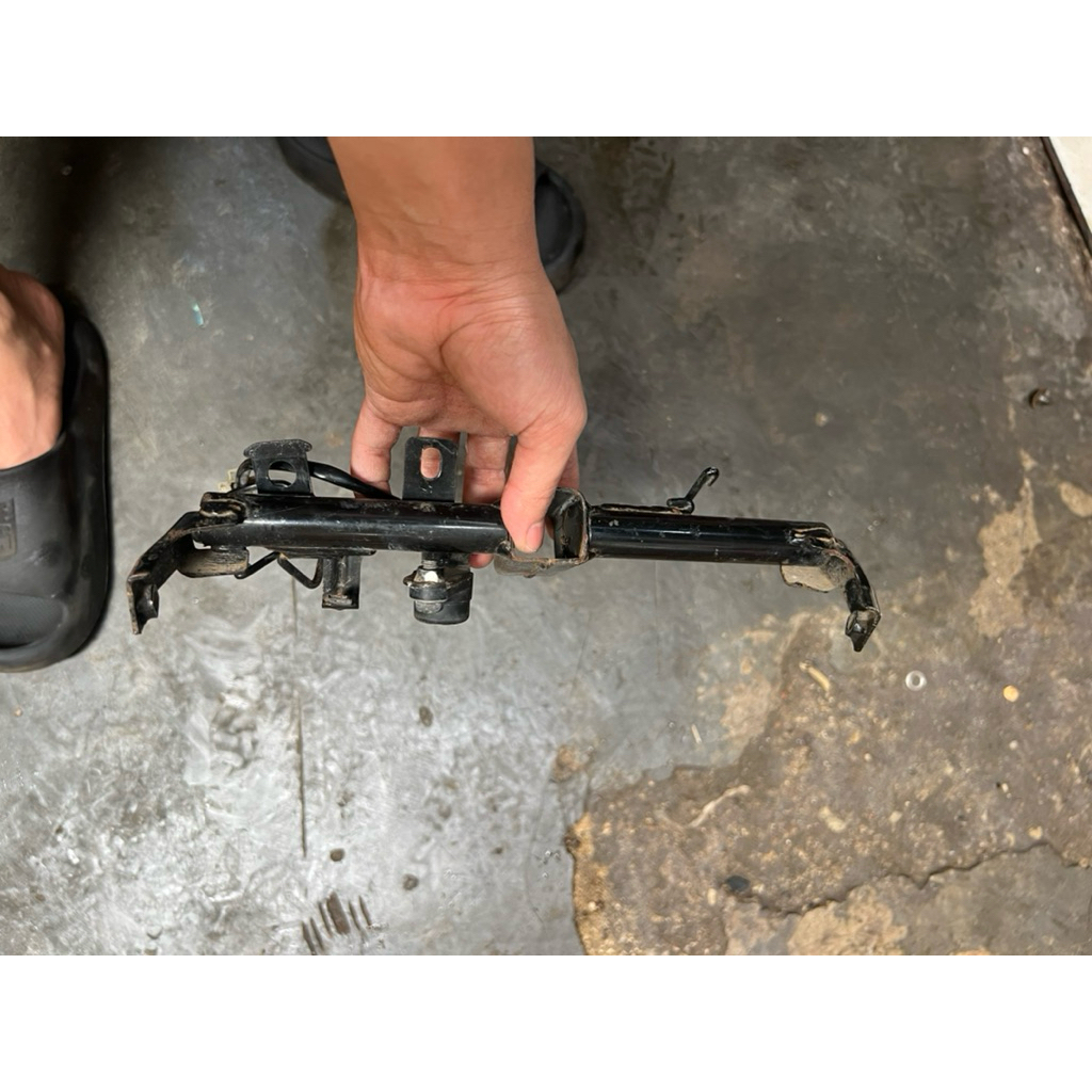 dudukan tameng depan x-ride 125 BY8 copotan original