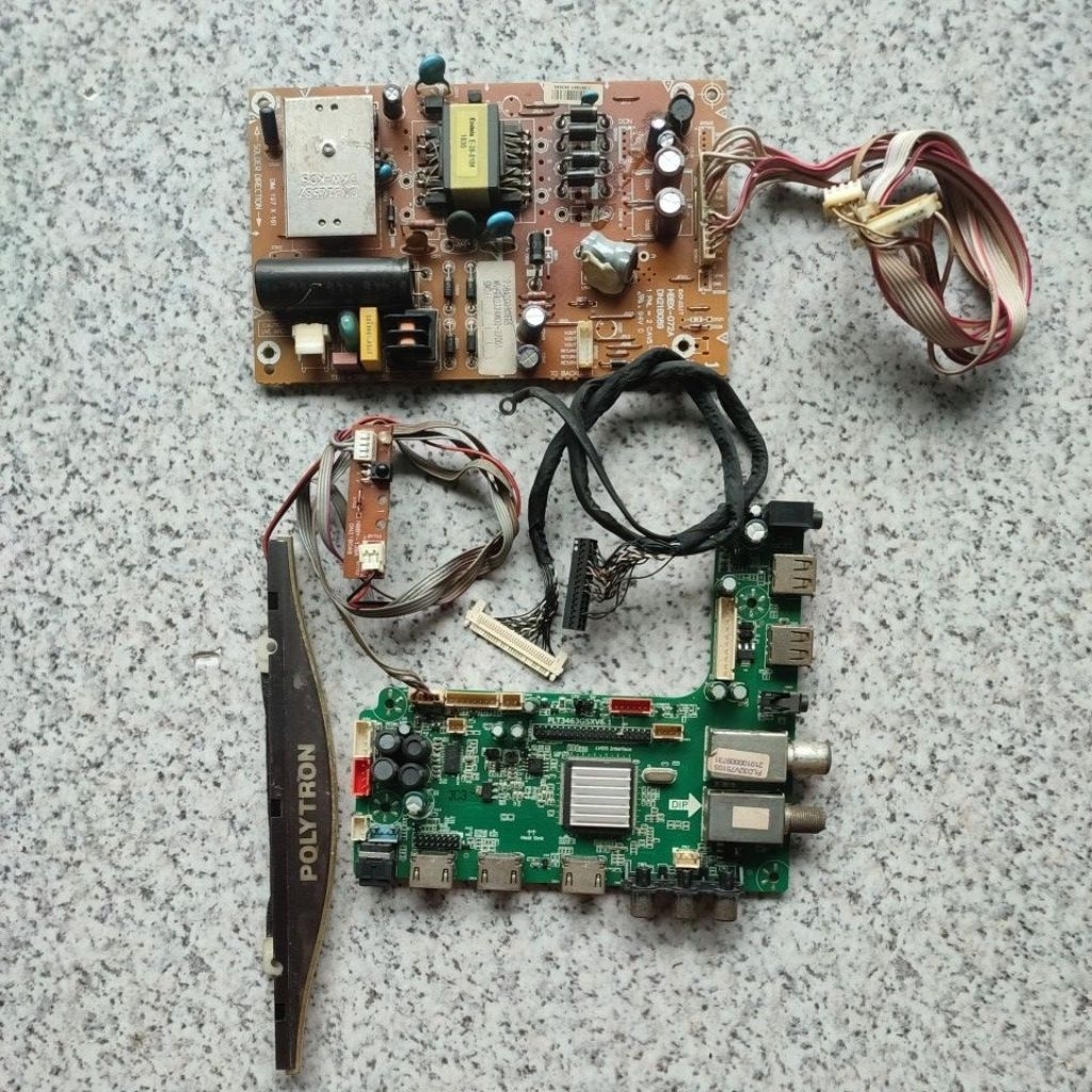 1set daleman tv led  polytron PLD 32V7510 copotan panel garis2