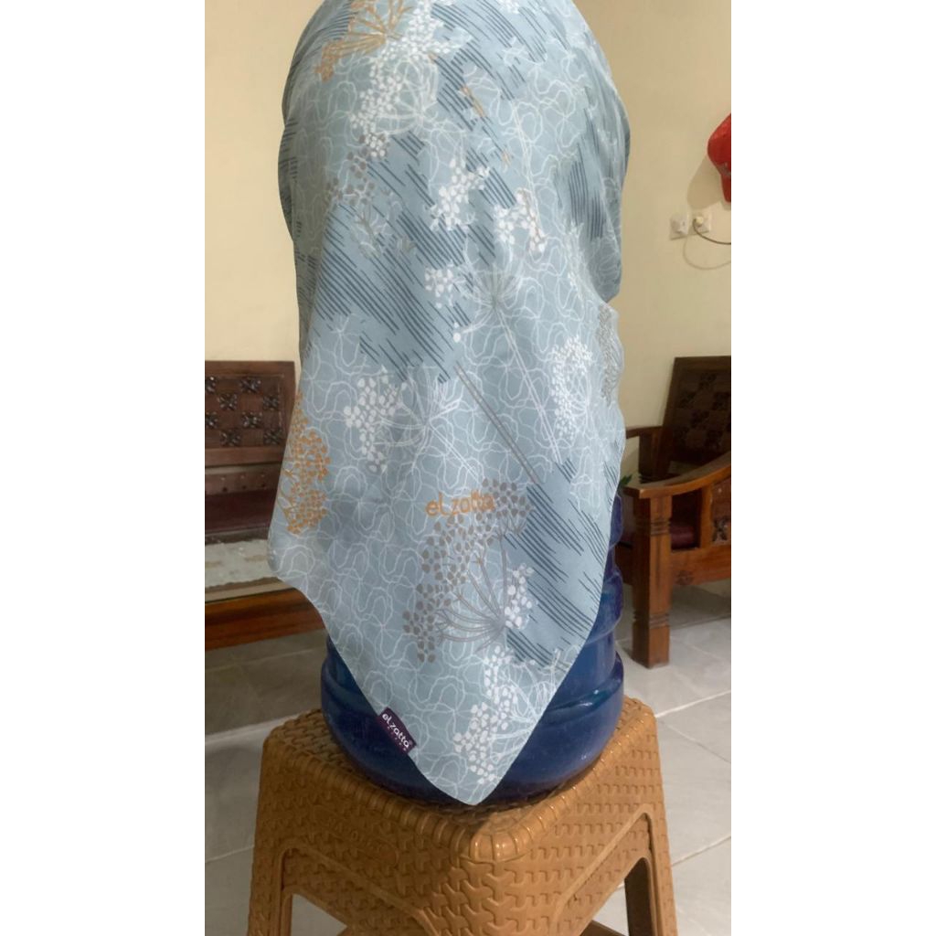 Preloved Hijab Segi Empat Elzatta Dauky