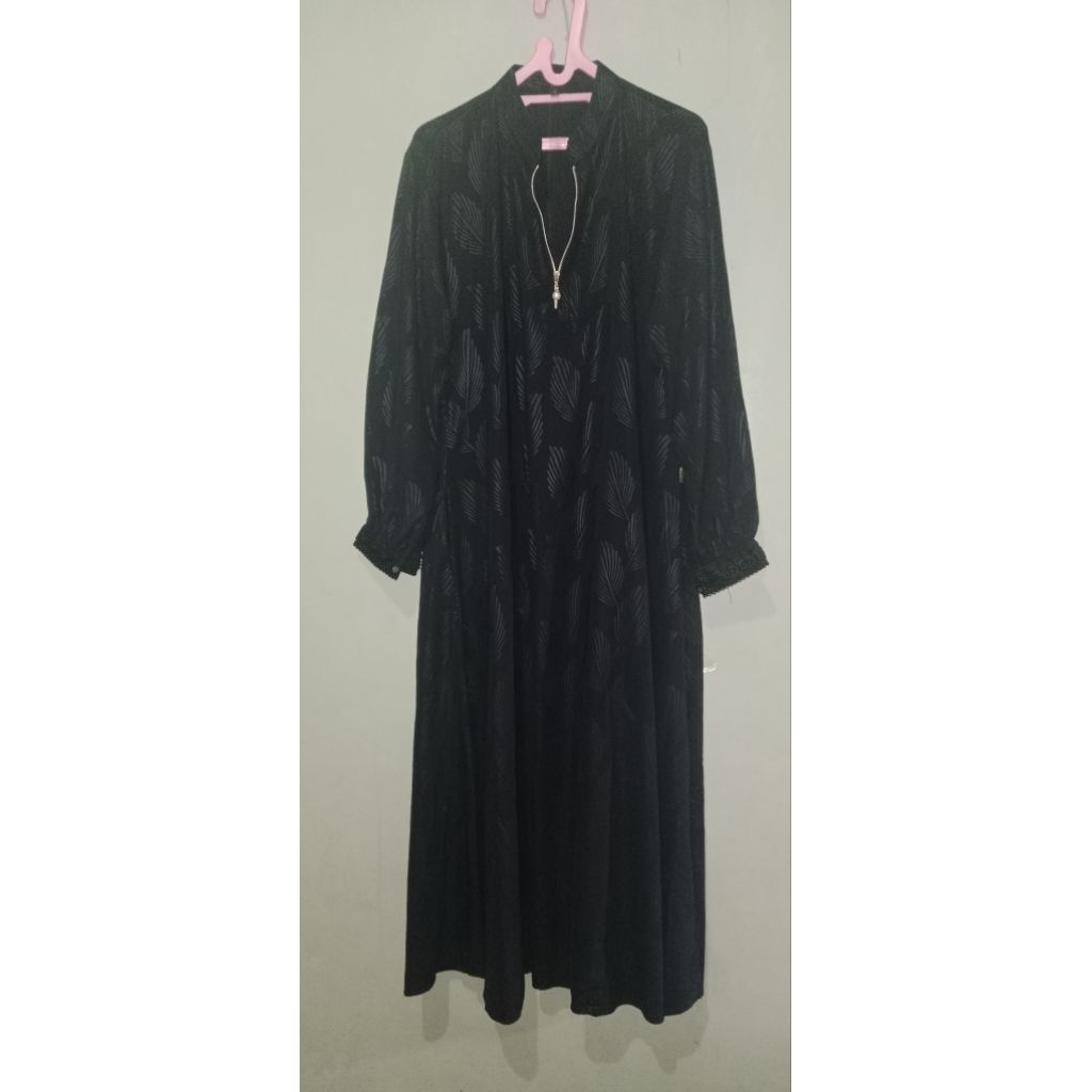 binsal Abaya hitam, motif daun