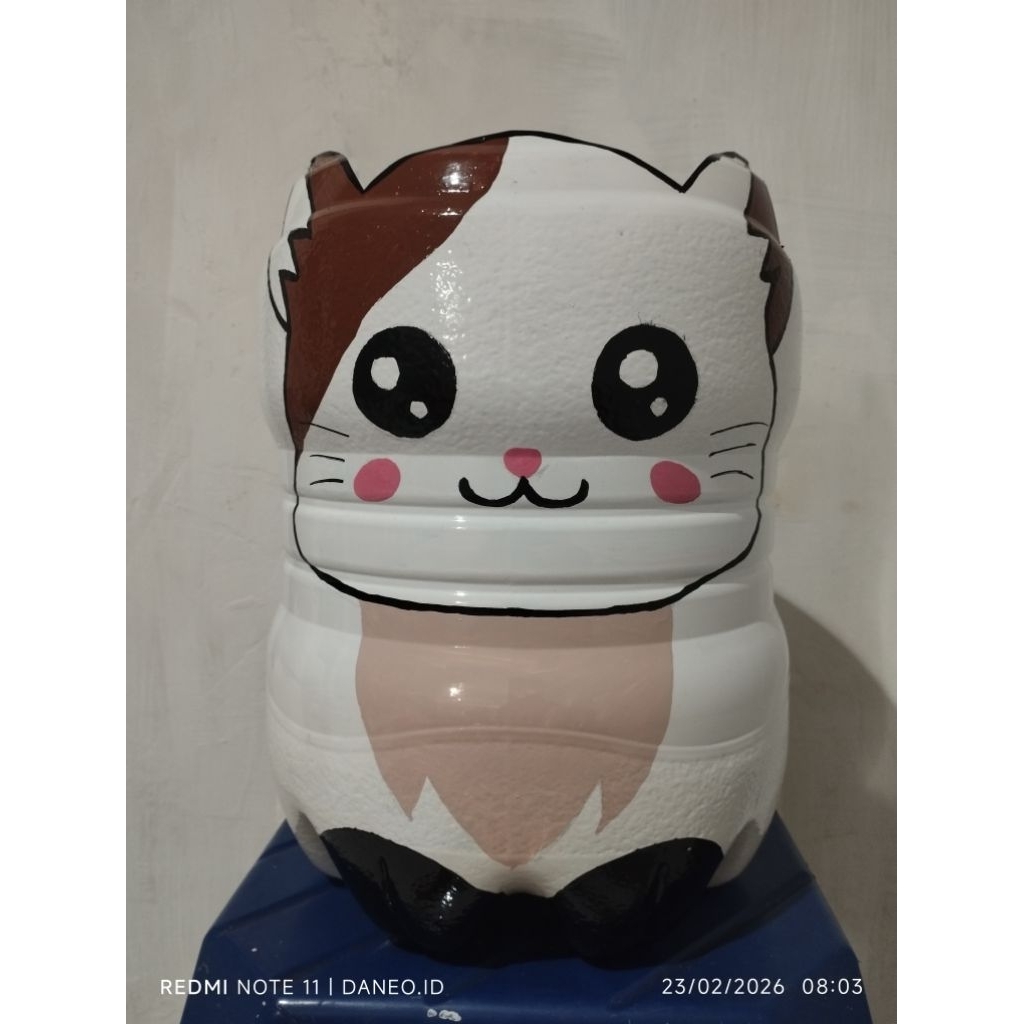 PotKarakter Kucing Lucu Dari Galon Le mineral 15L