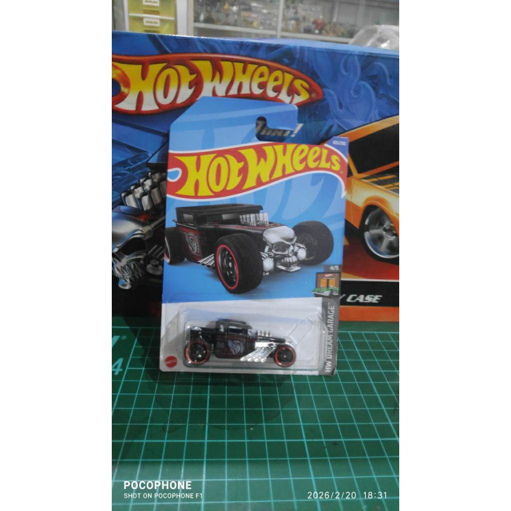 Hot Wheels Bone Shaker black