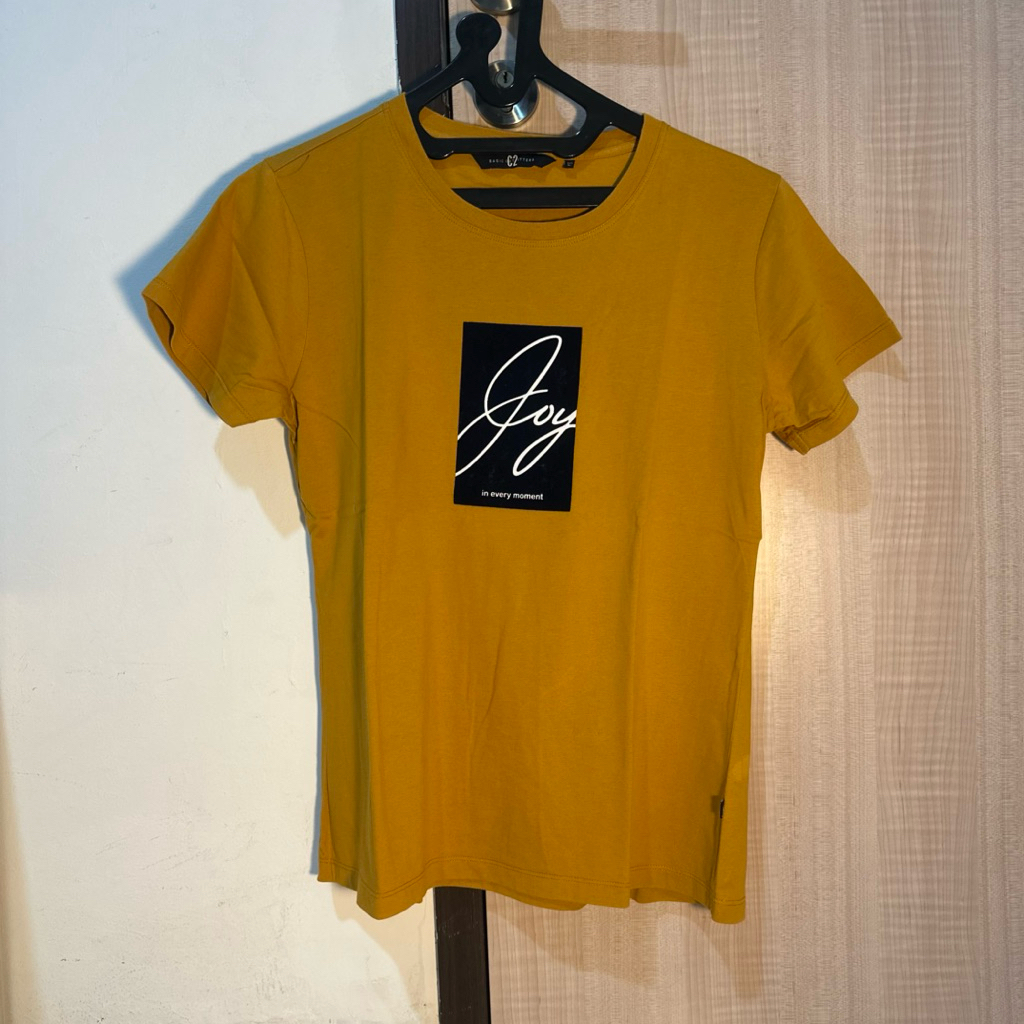 Preloved-Kaos Warna Mustard / Kuning Pria Wanita