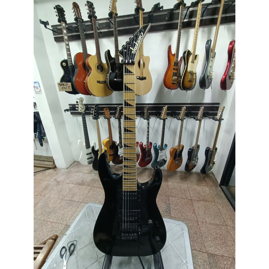 Guitar electric Jackson JS series Dinky DKA-M JS 32 in glow Black