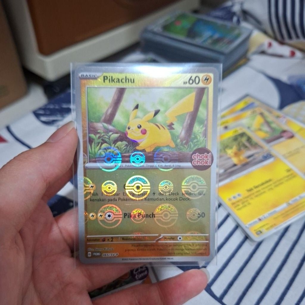Kartu Pokemon Pikachu Choki Choki Holo 065/SV-P
