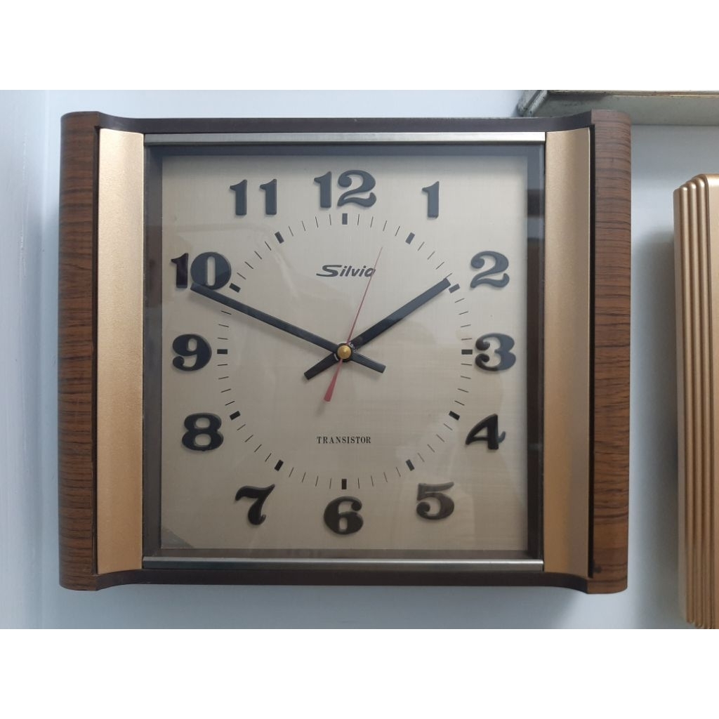 Jam dinding transistor Silvia