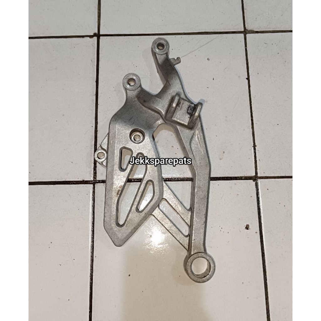 Footstep Depan Kanan R15 V3 Original lepasan