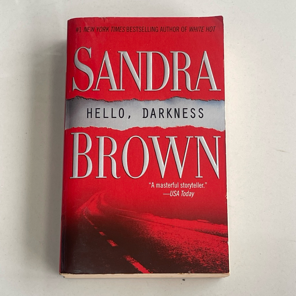 Novel HELLO DARKNESS by SANDRA BROWN