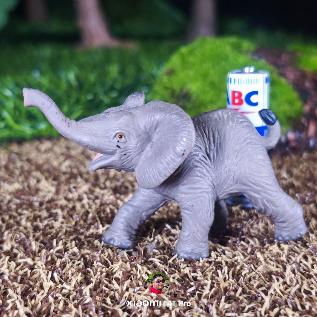 Safari Ltd 2003 elephant baby figure