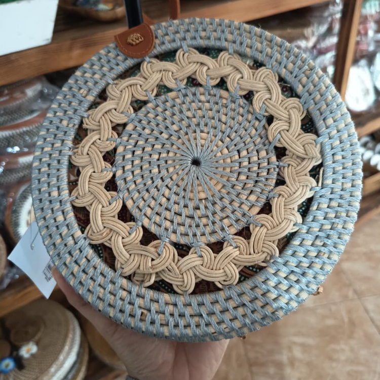 Tas rotan bulat handmade abu-abu motif dengan desain etnik dan tali kulit sintetis 20 cm