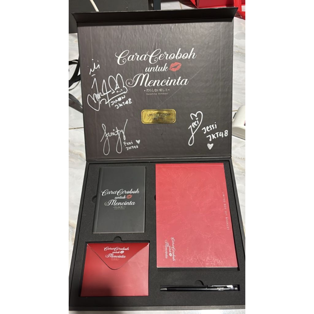 Set Darashinai JKT48 (Photobook, Flashdisk, dll)