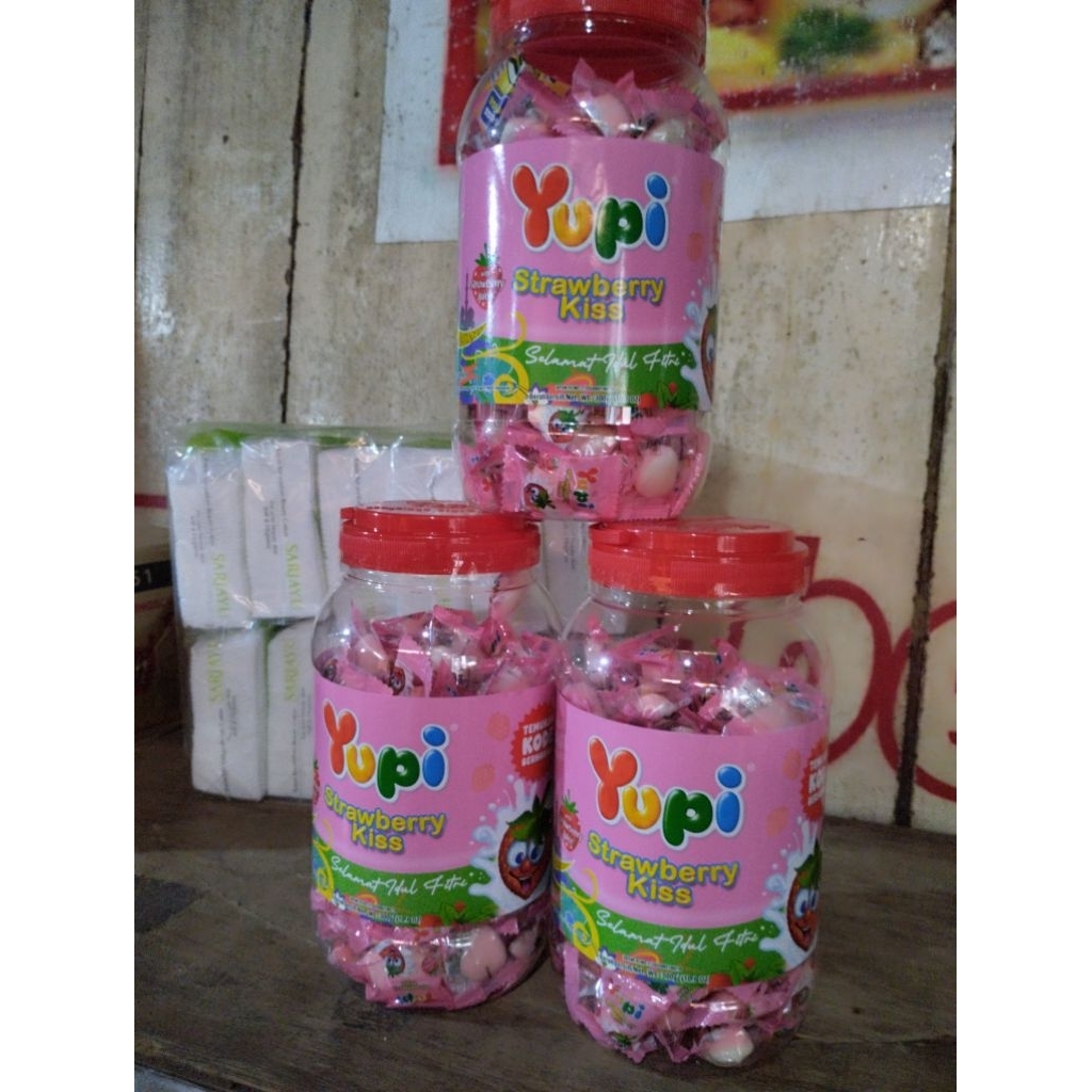 yupi strawberry kiss toples/jar