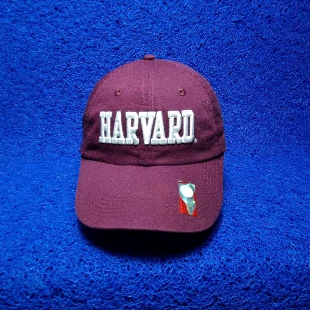 topi harvard university casual marun