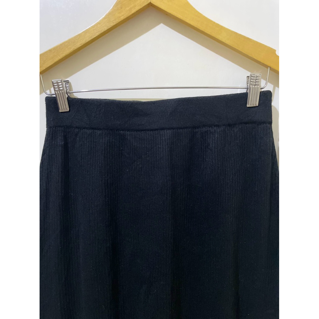 Preloved Rok Knit Hitam by GU Uniqlo