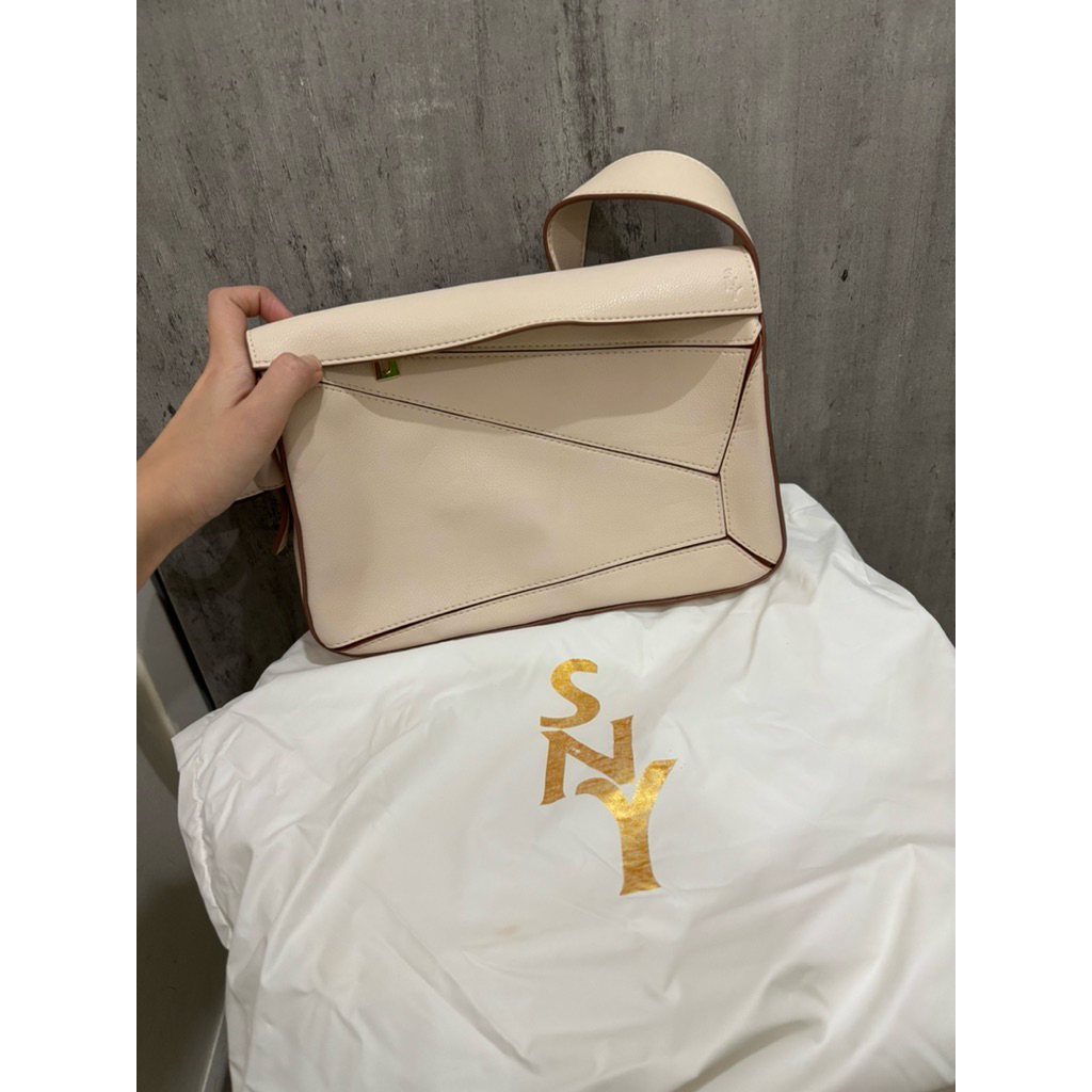 SNY THE LABEL X TIFFANY CHRISTIE C’OUI MEDIUM IVORY BAG NOT TIA THIS IS APRIL POVILO ROOSY VALLICE