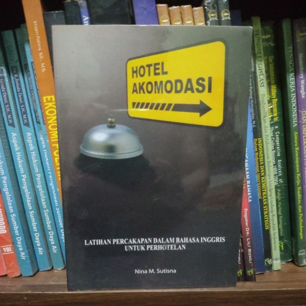 buku Hotel Akomodasi Latihan Percakapan dalam Bahasa Inggris untuk Perhotelan karya Nina M. Sutisna