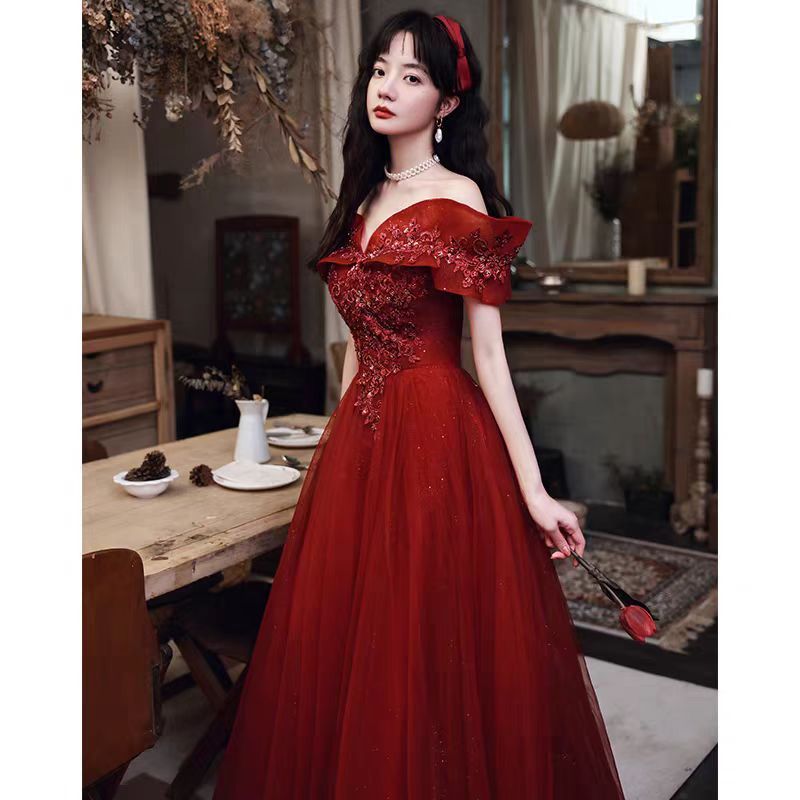 Gaun pengantin mewah model terbaru 2026, gaun pengantin merah tanpa bahu, elegan dan mewah, sempurna