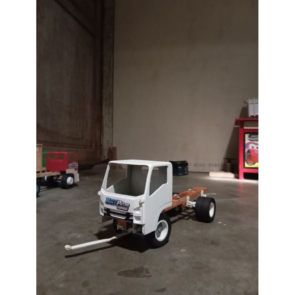 Miniatur truk giga skala truk plastik