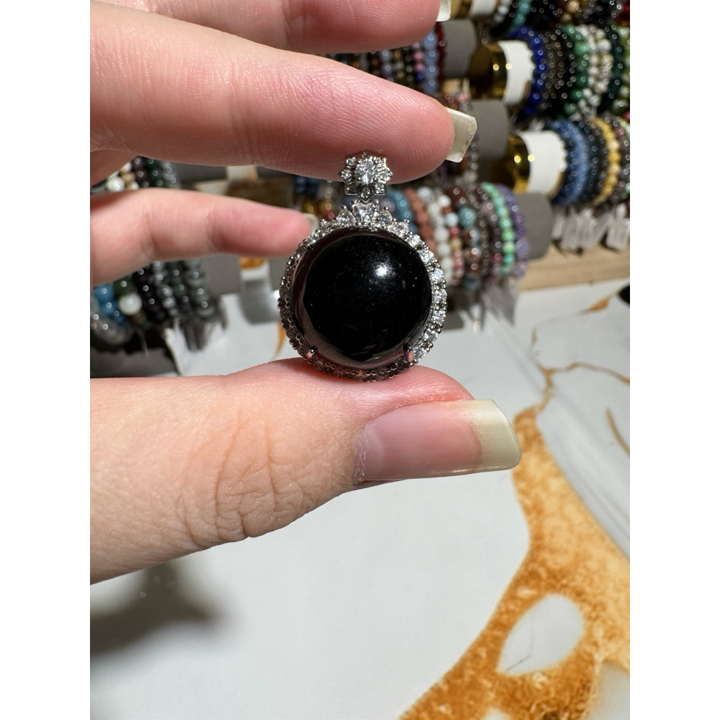 Liontin Giok hitam mocui bulat