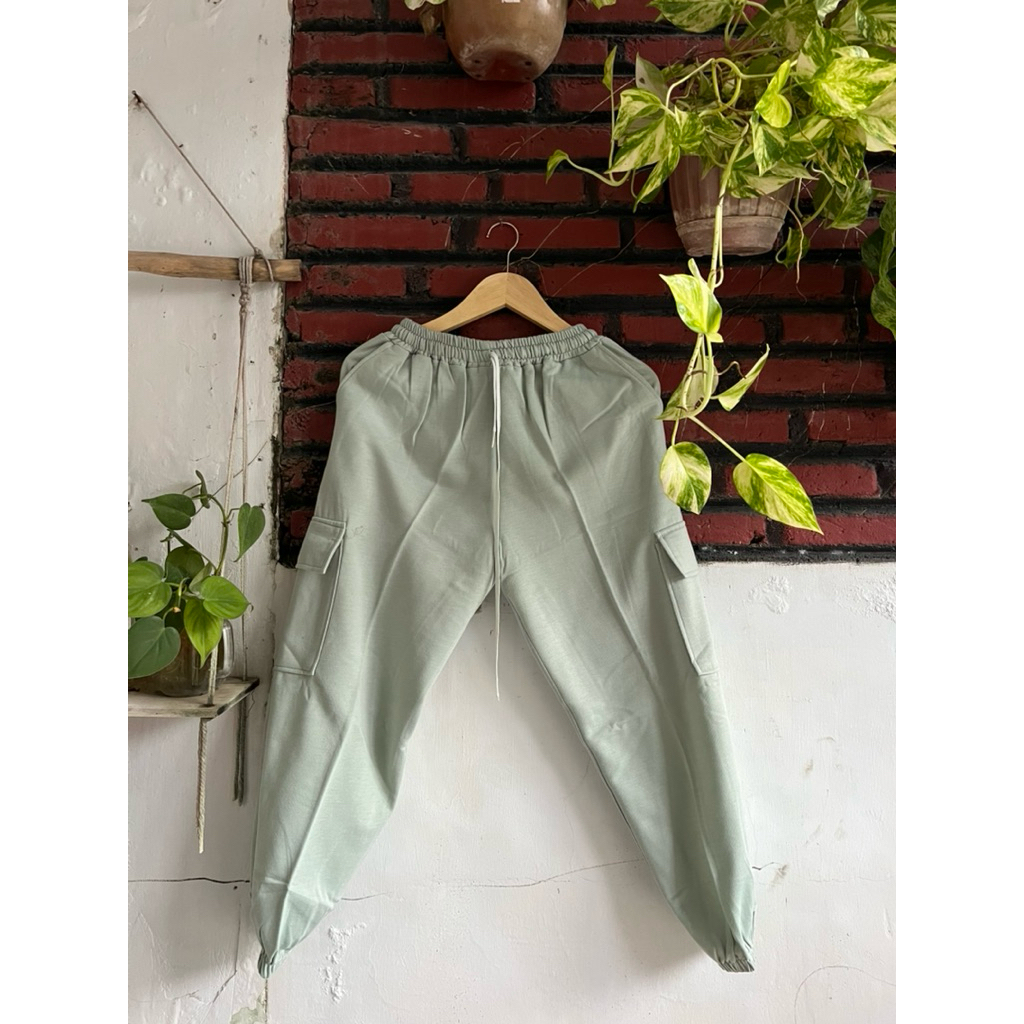 PRELOVED SET OLAHRAGA WANITA – HOODIE + CELANA CARGO JOGGER