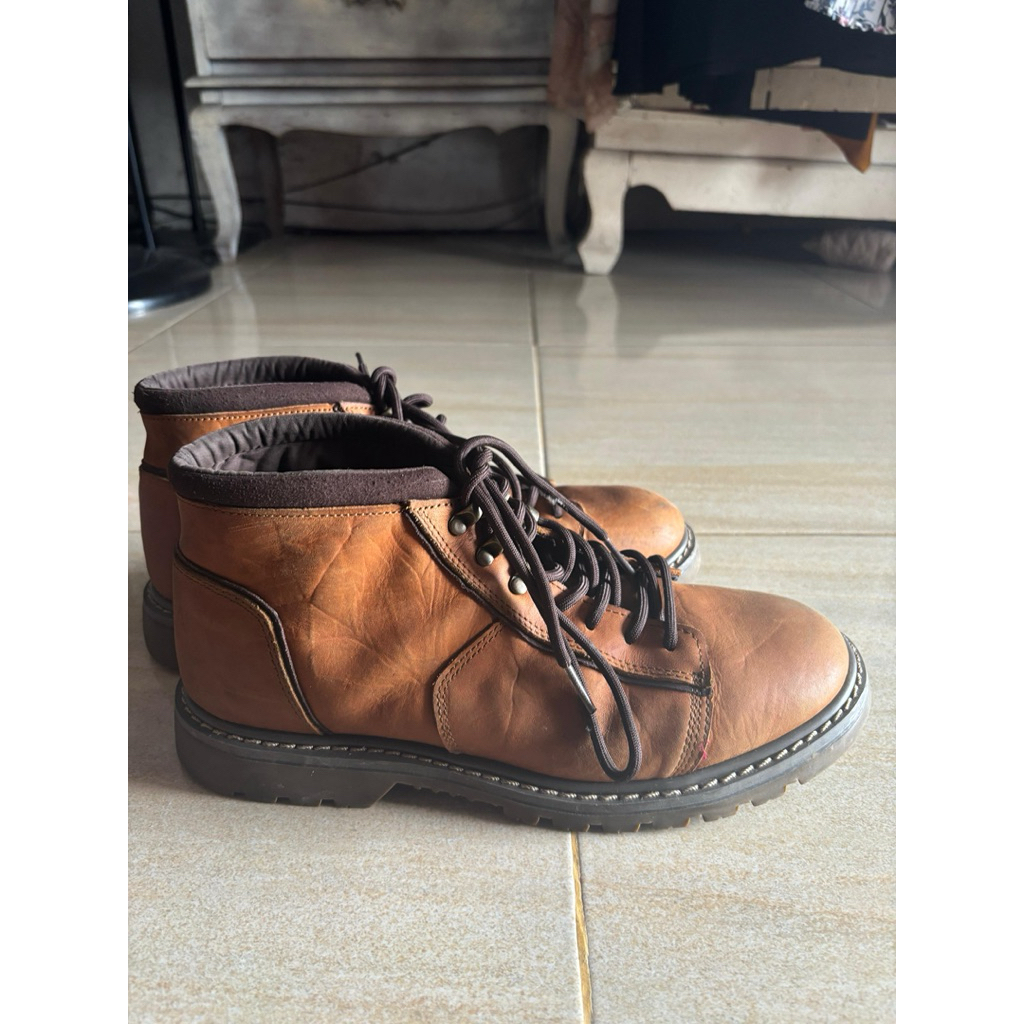Preloved Sepatu Pria Bahan Kulit size 44