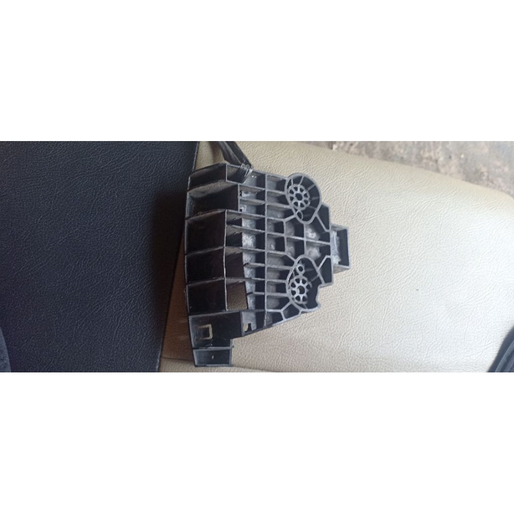 breket headlamp atau lampu depan grand livina L11 copotan