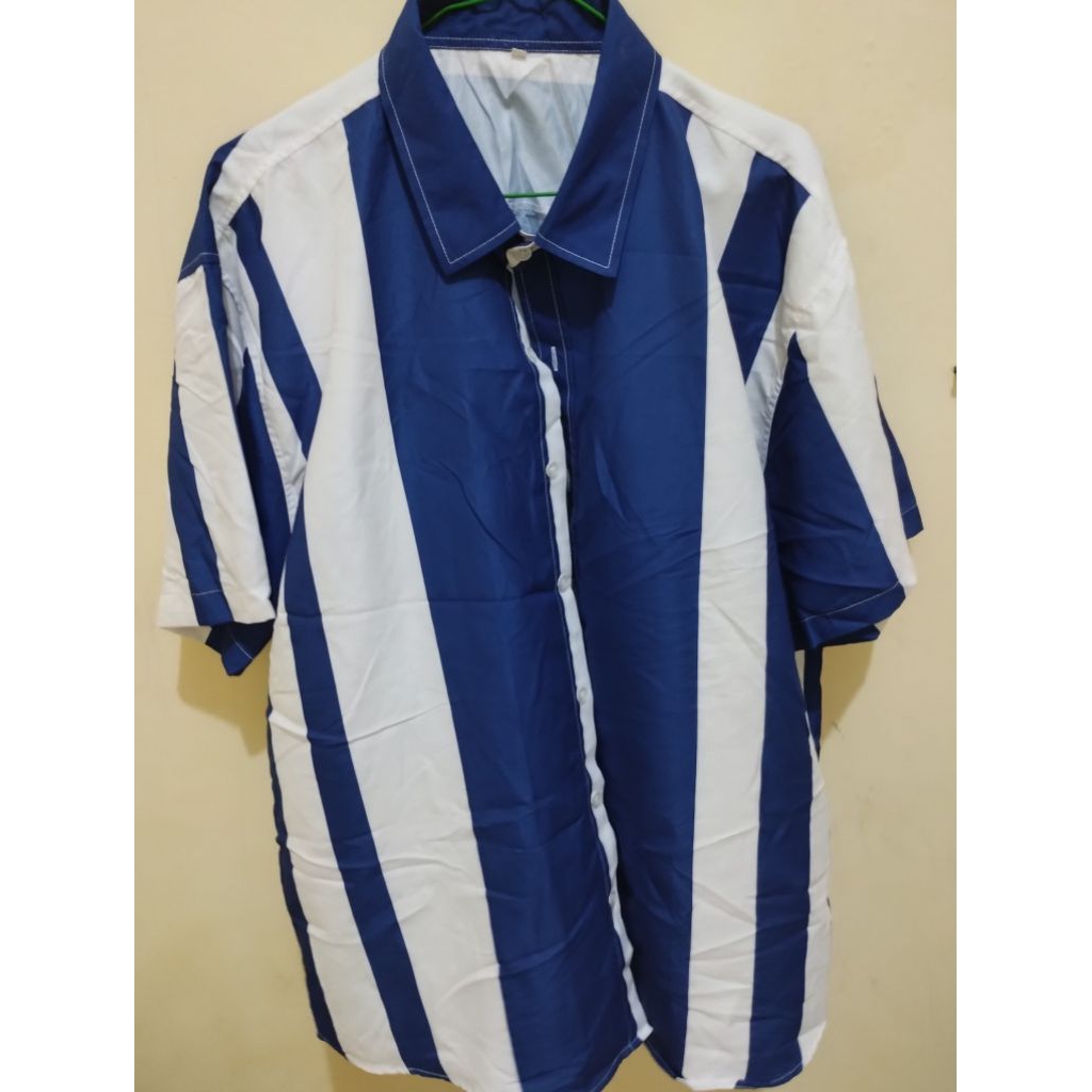 Kemeja garis garis biru