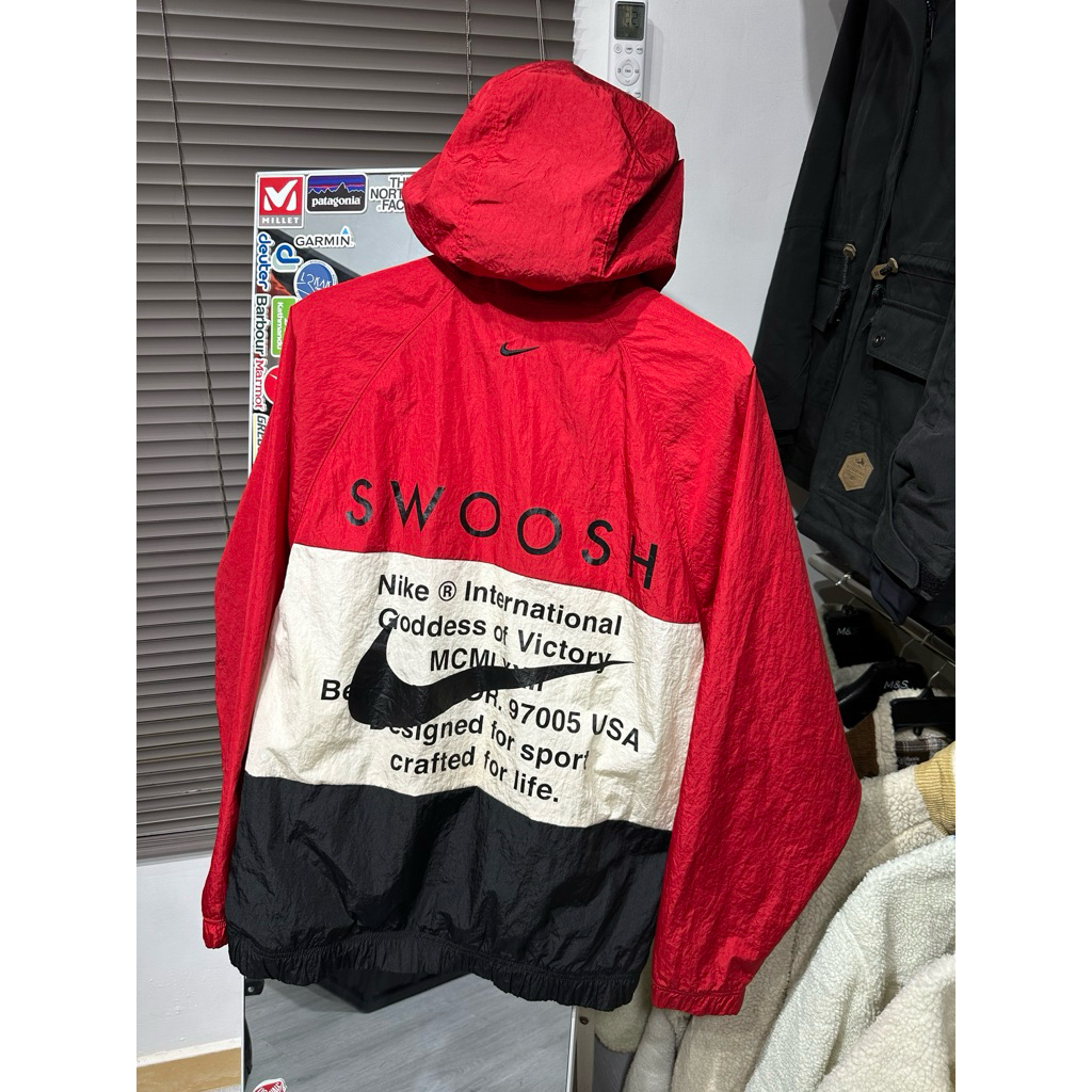 JAKET NAIKI BIG SWOOSH WINDBREAKER