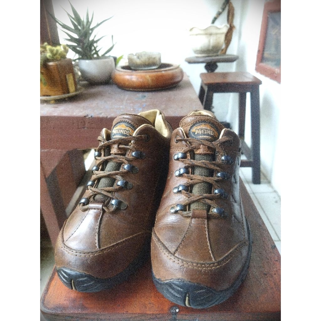 sepatu kulit casual outdoor seken brand Meindl sz 41