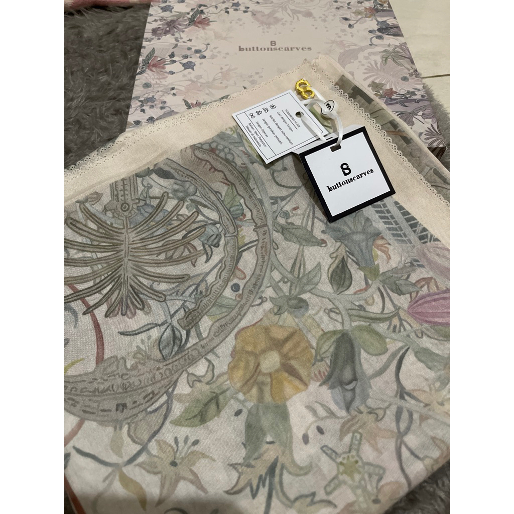 Dubai square Buttonscarves