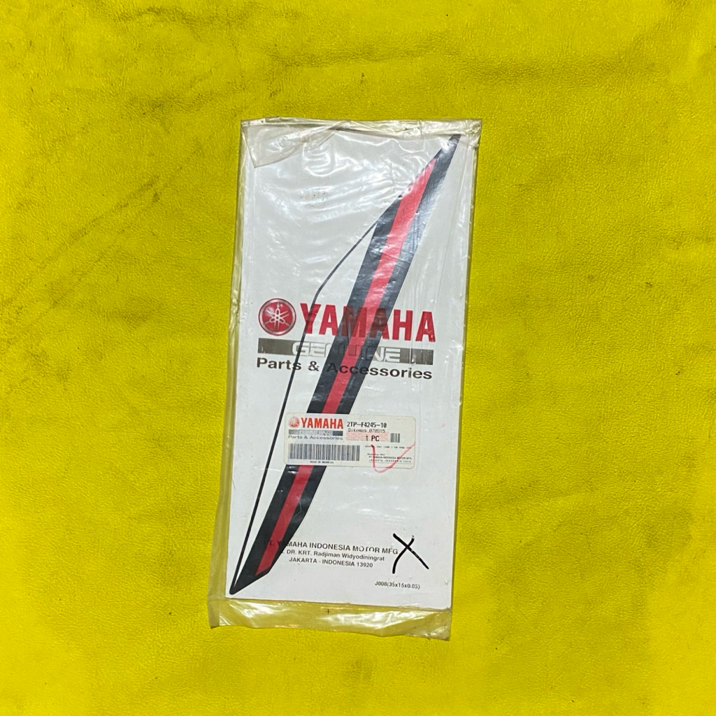 striping stiker bagian sayap tangki kanan Yamaha Vixion NVA 2015 putih original YGP 2TP-F4245-10