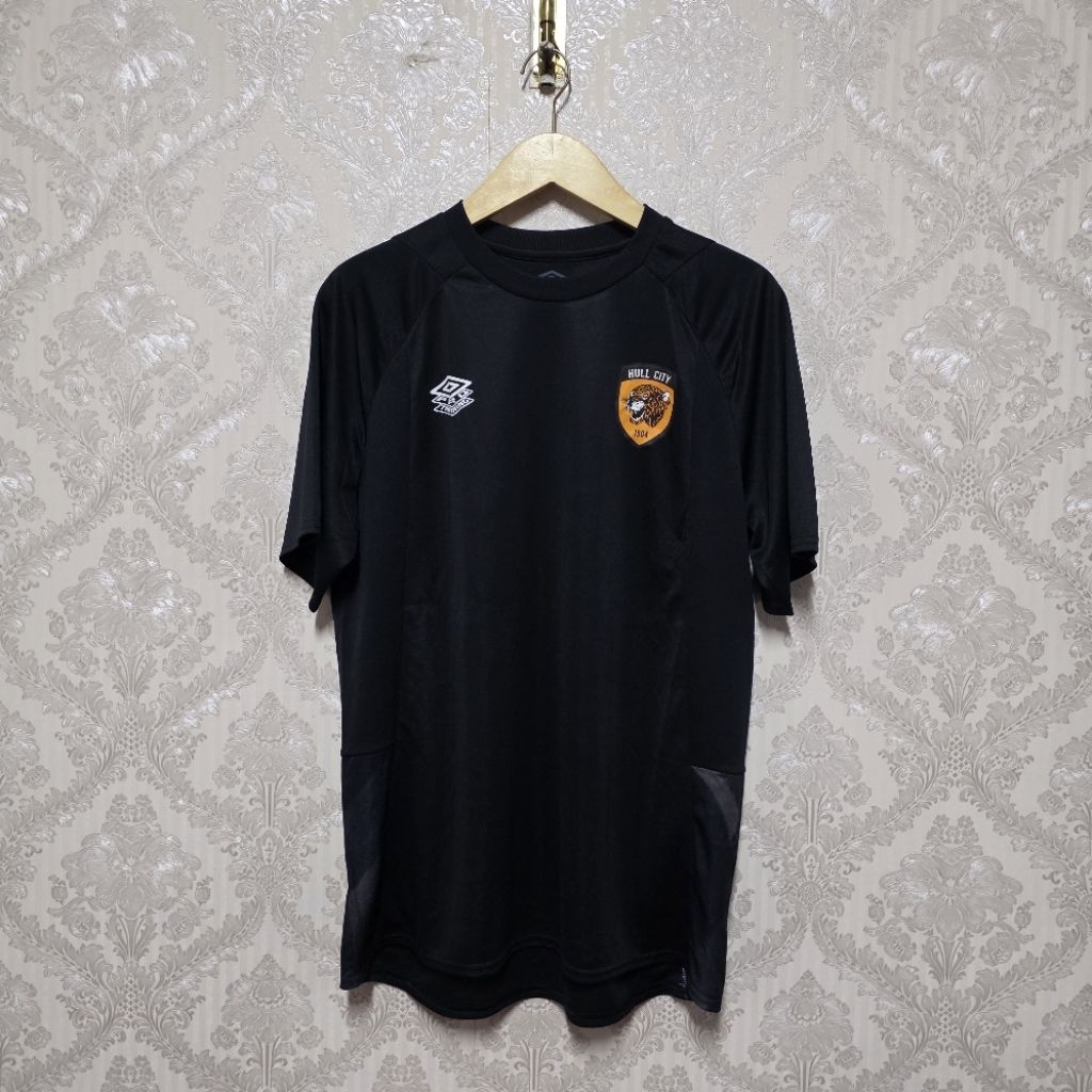 UMBRO HULL CITY AFC MENS 2022/23 TRAINING JERSEY - BRAND NEW WITHOUT TAG - SIZE L - 75 x 56 cm