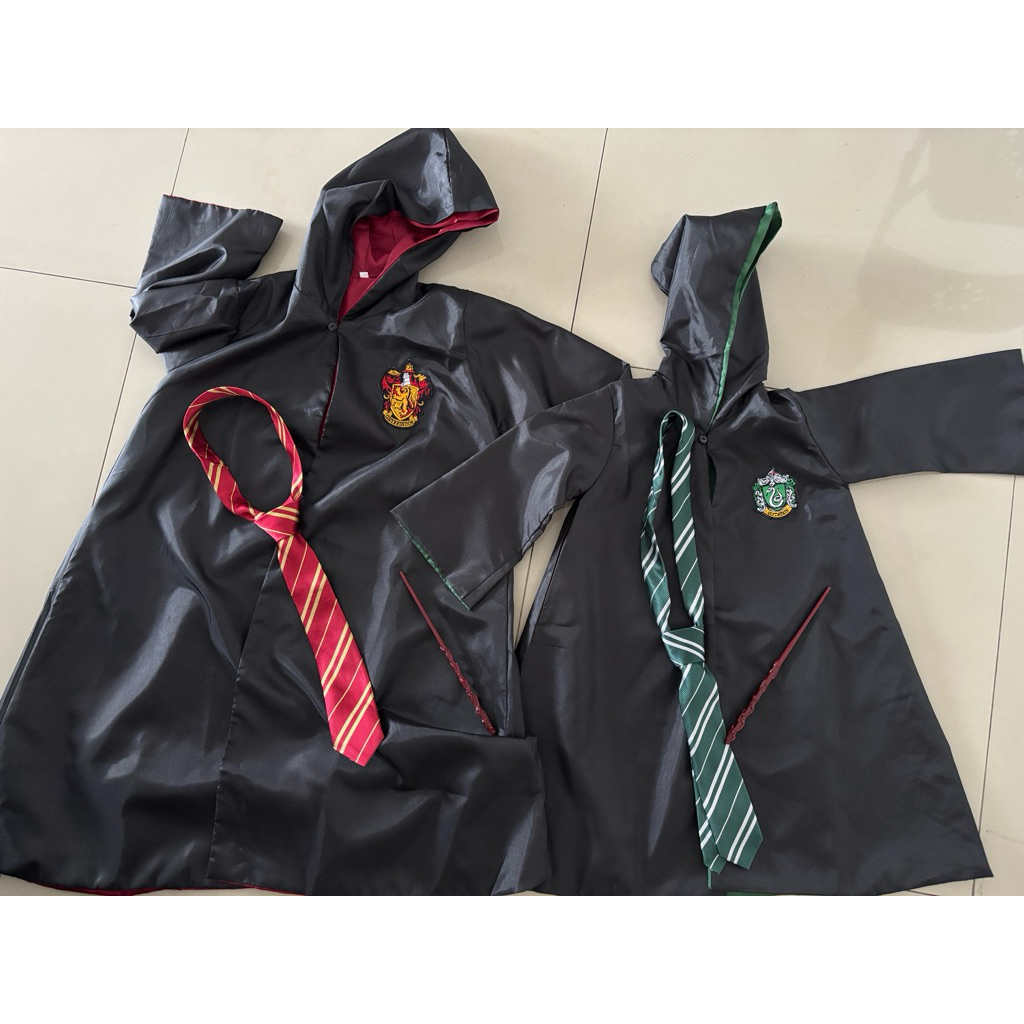 KOSTUM HALLOWEEN TEMA HARRY POTTER (Preloved) Dapat dasi, jubah, tongkat