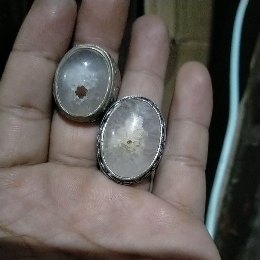 dua batu kecubung es berlubang (combong)