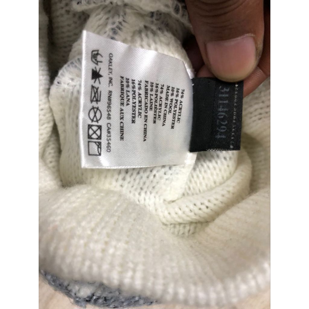 vintage oakley methalic logo beany hat