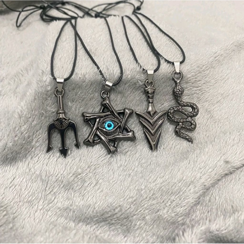 Kalung Tali Hitam Liontin Logam Elegan untuk Pria Wanita