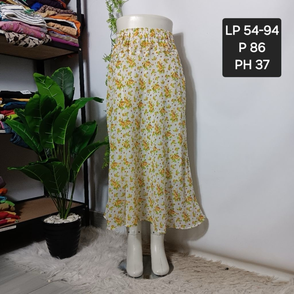 rok preloved maxi panjang putih bunga kuning furing