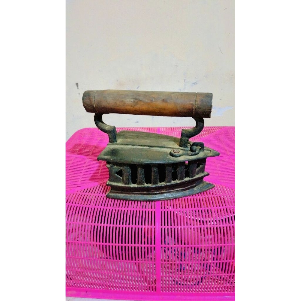 setrika arang Kuningan pagar antik kuno